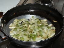 Cebolla y pimiento pochandose